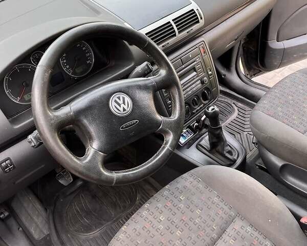 Черный Фольксваген Шаран, объемом двигателя 1.9 л и пробегом 522 тыс. км за 4200 $, фото 2 на Automoto.ua