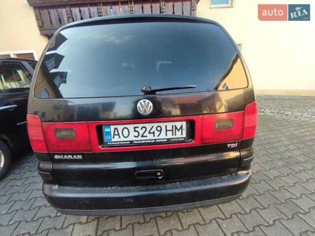 Черный Фольксваген Шаран, объемом двигателя 1.9 л и пробегом 370 тыс. км за 3999 $, фото 1 на Automoto.ua