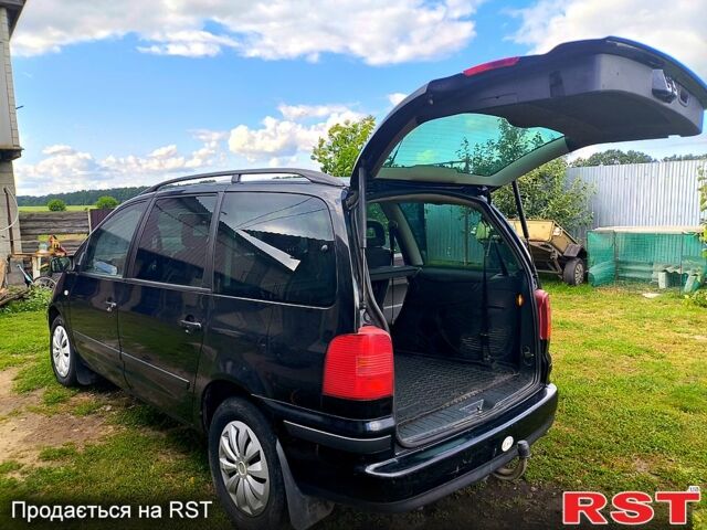 Черный Фольксваген Шаран, объемом двигателя 1.8 л и пробегом 340 тыс. км за 4000 $, фото 6 на Automoto.ua