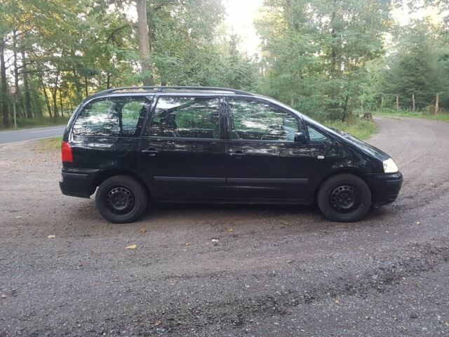 Черный Фольксваген Шаран, объемом двигателя 1.9 л и пробегом 235 тыс. км за 4063 $, фото 3 на Automoto.ua