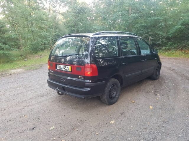 Черный Фольксваген Шаран, объемом двигателя 1.9 л и пробегом 235 тыс. км за 4063 $, фото 4 на Automoto.ua