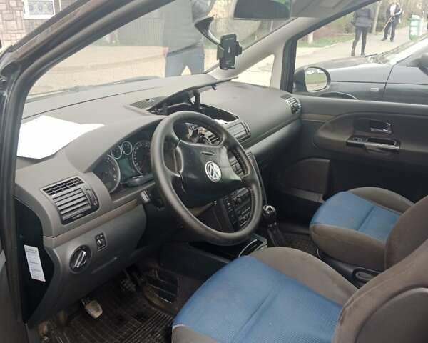 Черный Фольксваген Шаран, объемом двигателя 1.9 л и пробегом 370 тыс. км за 5000 $, фото 4 на Automoto.ua