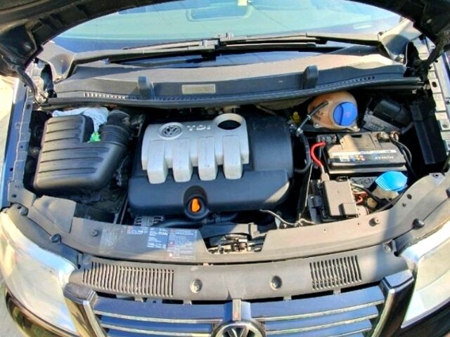 Черный Фольксваген Шаран, объемом двигателя 2 л и пробегом 330 тыс. км за 5000 $, фото 3 на Automoto.ua