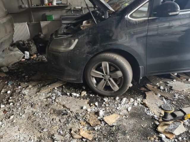 Черный Фольксваген Шаран, объемом двигателя 2 л и пробегом 341 тыс. км за 3500 $, фото 3 на Automoto.ua