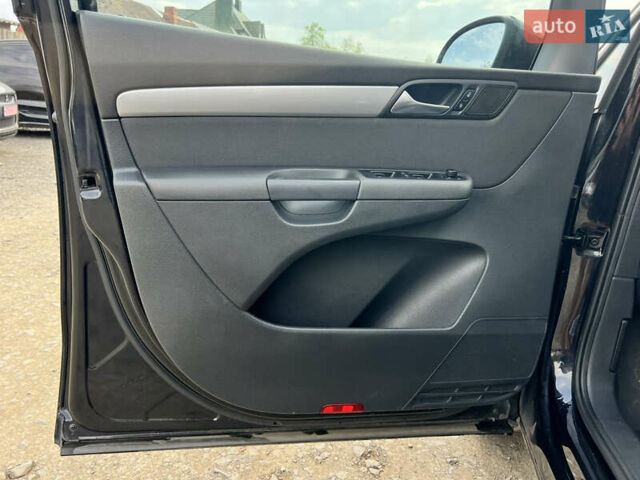 Чорний Фольксваген Шаран, об'ємом двигуна 2 л та пробігом 126 тис. км за 15957 $, фото 28 на Automoto.ua