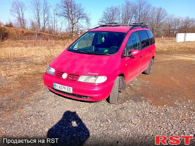 Красный Фольксваген Шаран, объемом двигателя 1.8 л и пробегом 313 тыс. км за 3860 $, фото 3 на Automoto.ua