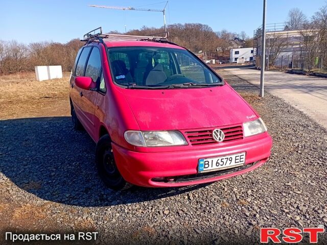 Красный Фольксваген Шаран, объемом двигателя 1.8 л и пробегом 313 тыс. км за 3860 $, фото 2 на Automoto.ua