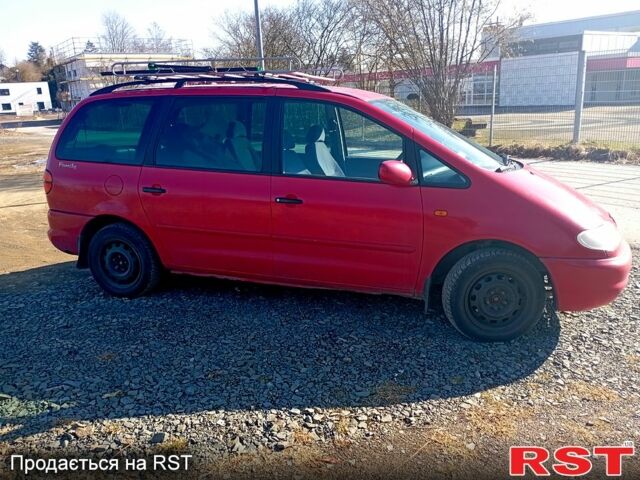 Красный Фольксваген Шаран, объемом двигателя 1.8 л и пробегом 313 тыс. км за 3860 $, фото 1 на Automoto.ua