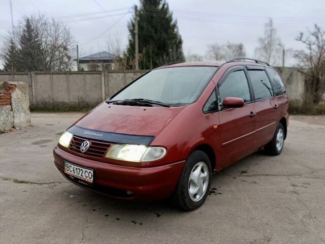 Красный Фольксваген Шаран, объемом двигателя 1.9 л и пробегом 284 тыс. км за 3200 $, фото 1 на Automoto.ua