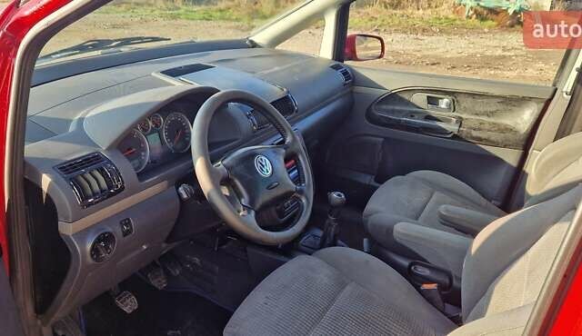 Красный Фольксваген Шаран, объемом двигателя 1.9 л и пробегом 300 тыс. км за 3200 $, фото 6 на Automoto.ua