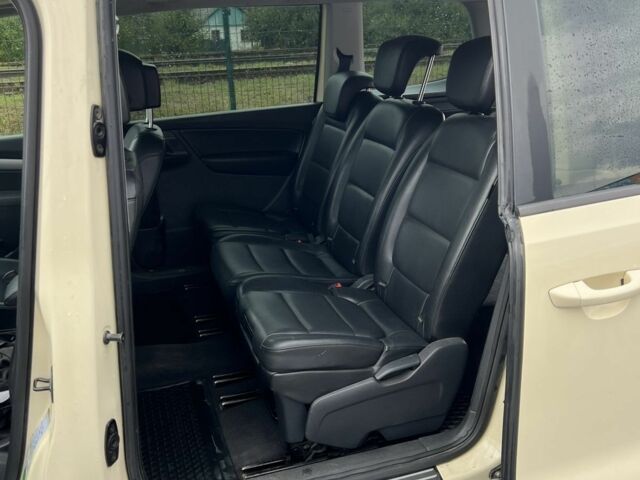 Желтый Фольксваген Шаран, объемом двигателя 2 л и пробегом 327 тыс. км за 10000 $, фото 3 на Automoto.ua