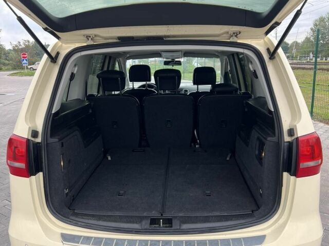 Желтый Фольксваген Шаран, объемом двигателя 2 л и пробегом 327 тыс. км за 10000 $, фото 1 на Automoto.ua