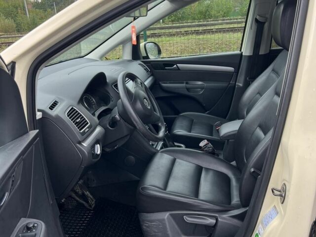 Желтый Фольксваген Шаран, объемом двигателя 2 л и пробегом 327 тыс. км за 10000 $, фото 4 на Automoto.ua