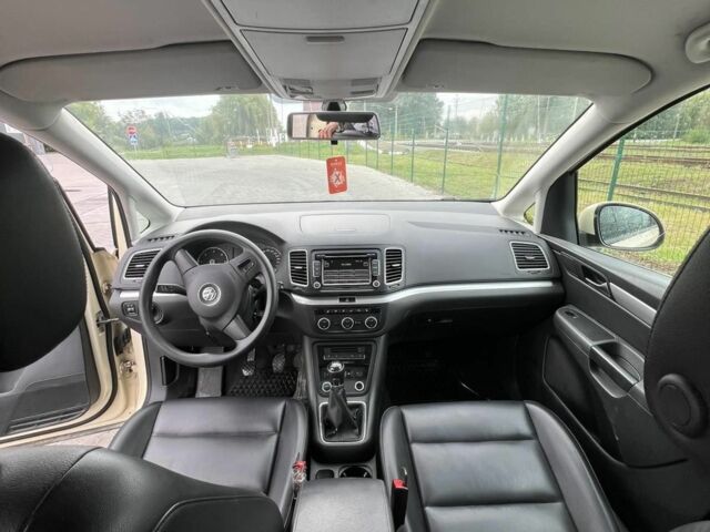 Желтый Фольксваген Шаран, объемом двигателя 2 л и пробегом 327 тыс. км за 10000 $, фото 7 на Automoto.ua