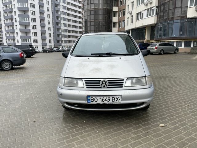 Серый Фольксваген Шаран, объемом двигателя 1.9 л и пробегом 350 тыс. км за 2200 $, фото 1 на Automoto.ua