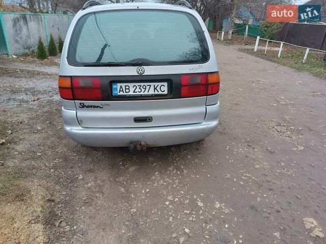 Серый Фольксваген Шаран, объемом двигателя 2 л и пробегом 350 тыс. км за 3500 $, фото 1 на Automoto.ua