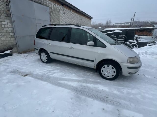 Серый Фольксваген Шаран, объемом двигателя 1.9 л и пробегом 400 тыс. км за 3800 $, фото 2 на Automoto.ua