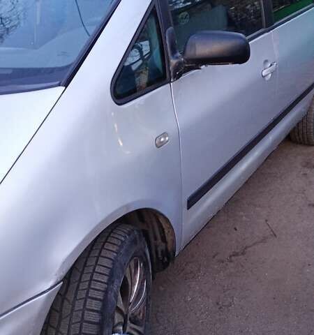 Серый Фольксваген Шаран, объемом двигателя 1.9 л и пробегом 300 тыс. км за 4000 $, фото 2 на Automoto.ua