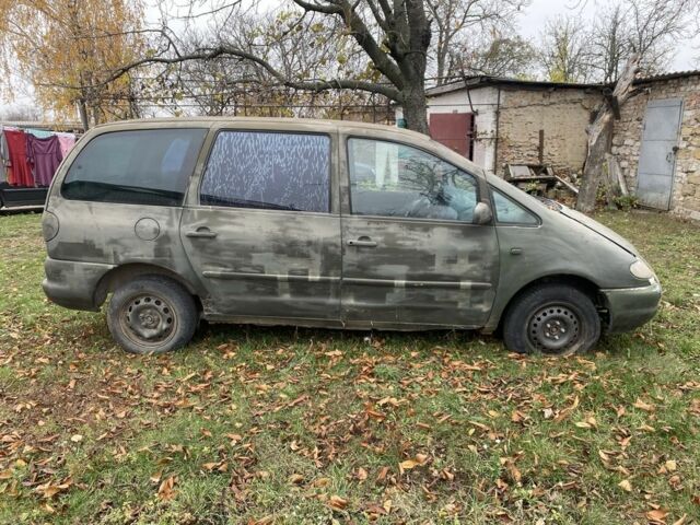 Серый Фольксваген Шаран, объемом двигателя 1.9 л и пробегом 300 тыс. км за 750 $, фото 1 на Automoto.ua