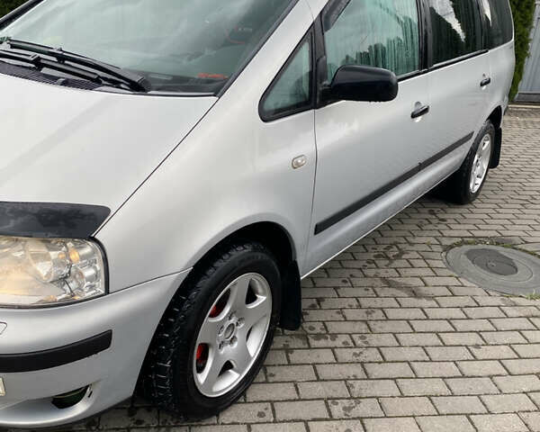 Серый Фольксваген Шаран, объемом двигателя 1.9 л и пробегом 336 тыс. км за 4300 $, фото 2 на Automoto.ua