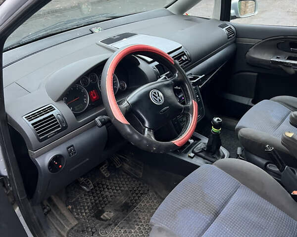 Серый Фольксваген Шаран, объемом двигателя 1.8 л и пробегом 402 тыс. км за 2499 $, фото 5 на Automoto.ua