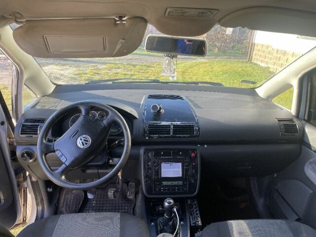 Серый Фольксваген Шаран, объемом двигателя 1.9 л и пробегом 480 тыс. км за 4300 $, фото 5 на Automoto.ua