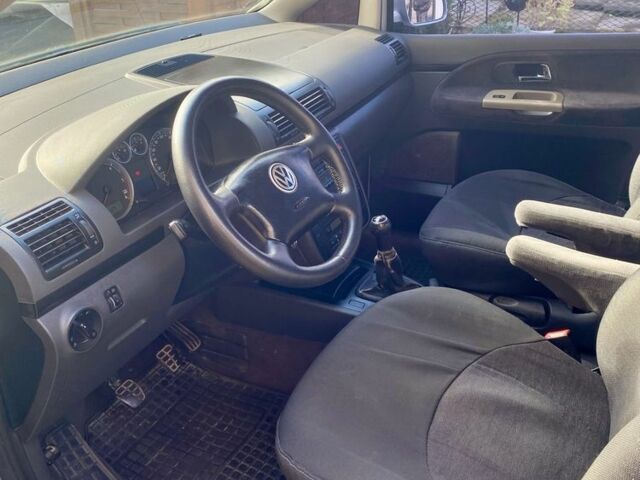 Серый Фольксваген Шаран, объемом двигателя 1.9 л и пробегом 330 тыс. км за 4500 $, фото 4 на Automoto.ua