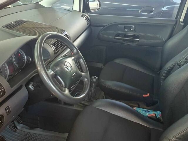 Серый Фольксваген Шаран, объемом двигателя 1.8 л и пробегом 300 тыс. км за 6250 $, фото 2 на Automoto.ua