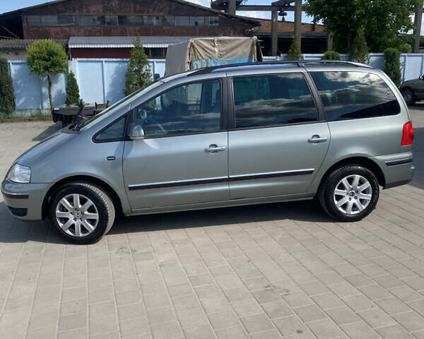 Серый Фольксваген Шаран, объемом двигателя 1.9 л и пробегом 310 тыс. км за 6100 $, фото 2 на Automoto.ua