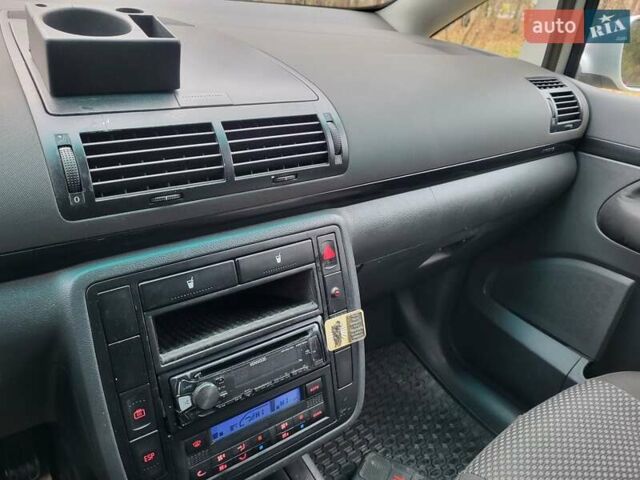 Серый Фольксваген Шаран, объемом двигателя 1.9 л и пробегом 237 тыс. км за 6400 $, фото 62 на Automoto.ua