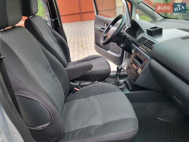 Серый Фольксваген Шаран, объемом двигателя 1.9 л и пробегом 237 тыс. км за 6400 $, фото 58 на Automoto.ua