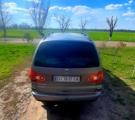 Серый Фольксваген Шаран, объемом двигателя 1.8 л и пробегом 298 тыс. км за 5500 $, фото 1 на Automoto.ua