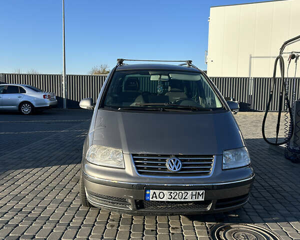 Серый Фольксваген Шаран, объемом двигателя 2 л и пробегом 324 тыс. км за 4500 $, фото 2 на Automoto.ua