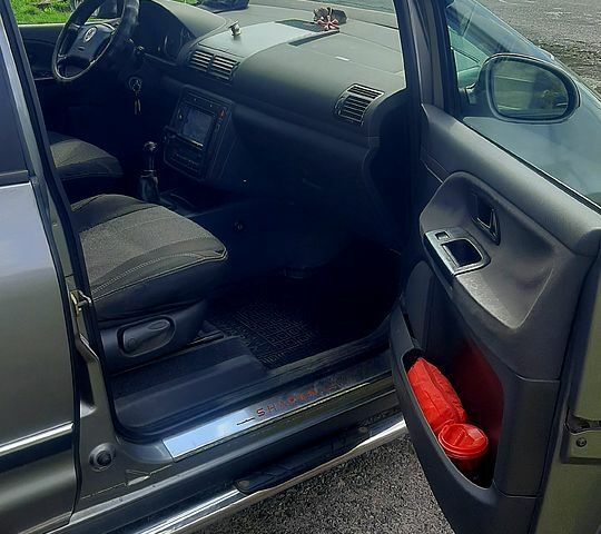 Серый Фольксваген Шаран, объемом двигателя 1.8 л и пробегом 298 тыс. км за 5500 $, фото 4 на Automoto.ua