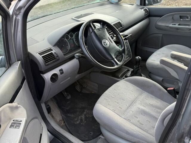 Серый Фольксваген Шаран, объемом двигателя 0 л и пробегом 255 тыс. км за 1237 $, фото 2 на Automoto.ua