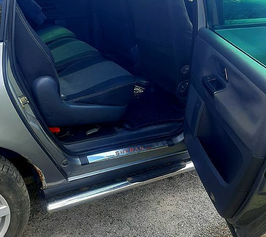 Серый Фольксваген Шаран, объемом двигателя 1.8 л и пробегом 298 тыс. км за 5500 $, фото 5 на Automoto.ua