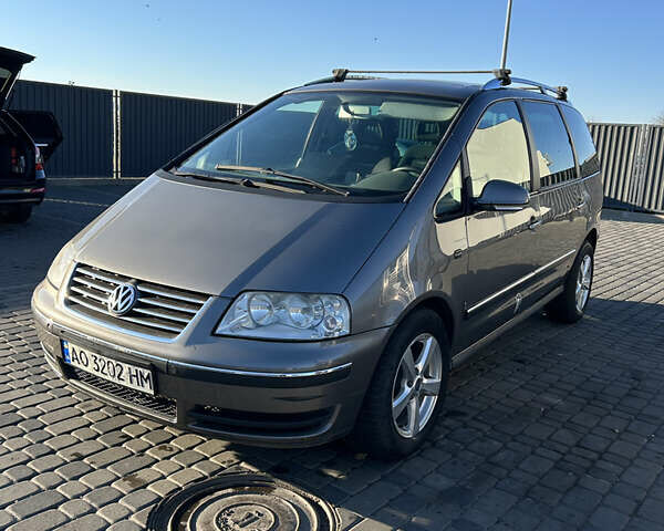 Серый Фольксваген Шаран, объемом двигателя 2 л и пробегом 324 тыс. км за 4500 $, фото 1 на Automoto.ua