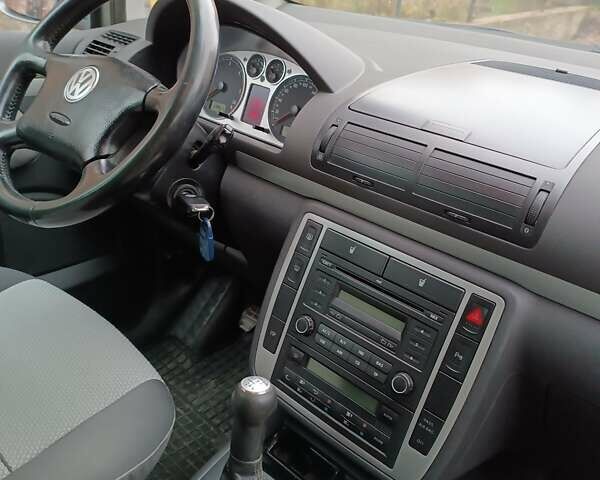Сірий Фольксваген Шаран, об'ємом двигуна 2 л та пробігом 350 тис. км за 5300 $, фото 16 на Automoto.ua