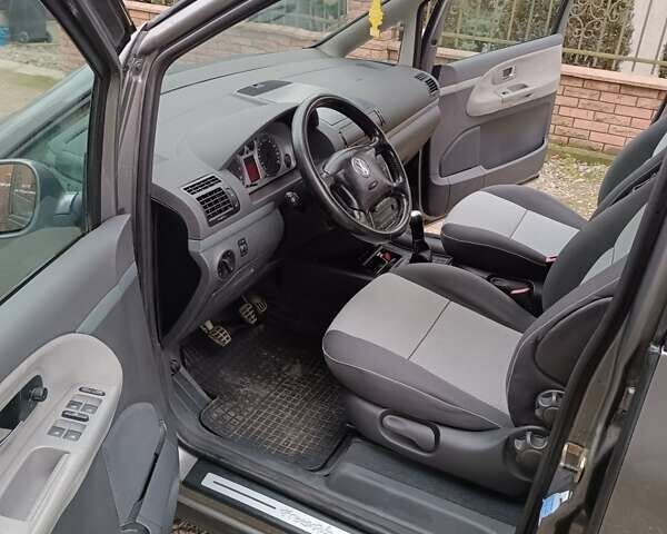 Сірий Фольксваген Шаран, об'ємом двигуна 2 л та пробігом 350 тис. км за 5300 $, фото 10 на Automoto.ua