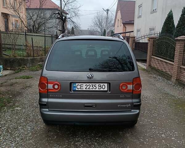 Сірий Фольксваген Шаран, об'ємом двигуна 2 л та пробігом 350 тис. км за 5300 $, фото 6 на Automoto.ua