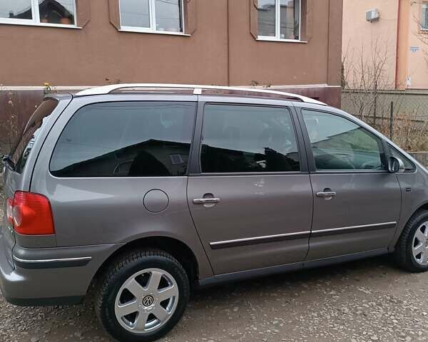 Сірий Фольксваген Шаран, об'ємом двигуна 2 л та пробігом 350 тис. км за 5300 $, фото 4 на Automoto.ua