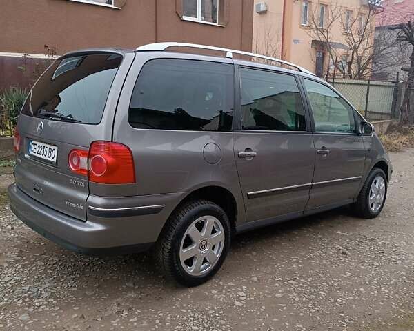 Сірий Фольксваген Шаран, об'ємом двигуна 2 л та пробігом 350 тис. км за 5300 $, фото 1 на Automoto.ua