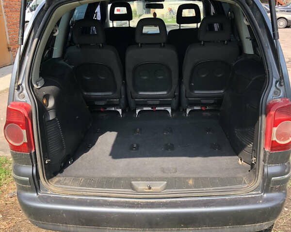 Серый Фольксваген Шаран, объемом двигателя 1.9 л и пробегом 403 тыс. км за 5000 $, фото 5 на Automoto.ua