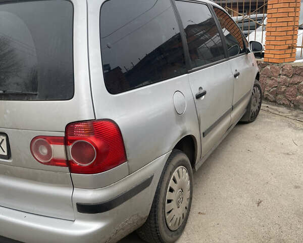 Серый Фольксваген Шаран, объемом двигателя 1.9 л и пробегом 350 тыс. км за 6000 $, фото 2 на Automoto.ua