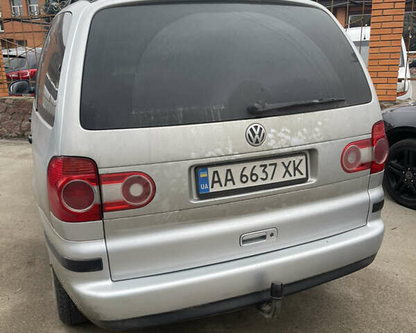 Серый Фольксваген Шаран, объемом двигателя 1.9 л и пробегом 350 тыс. км за 6000 $, фото 1 на Automoto.ua