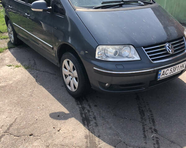Серый Фольксваген Шаран, объемом двигателя 1.9 л и пробегом 403 тыс. км за 5000 $, фото 1 на Automoto.ua
