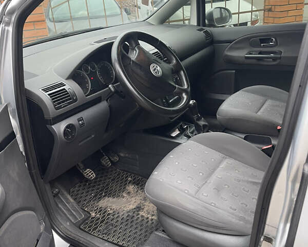 Серый Фольксваген Шаран, объемом двигателя 1.9 л и пробегом 350 тыс. км за 6000 $, фото 3 на Automoto.ua