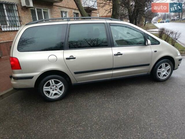 Серый Фольксваген Шаран, объемом двигателя 2 л и пробегом 450 тыс. км за 8700 $, фото 1 на Automoto.ua