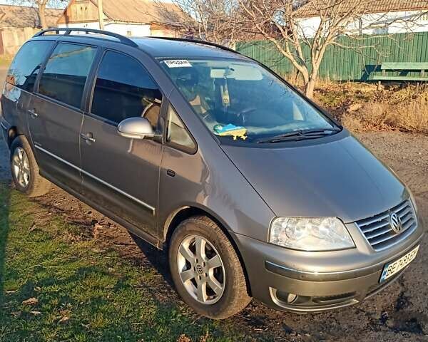 Серый Фольксваген Шаран, объемом двигателя 2 л и пробегом 360 тыс. км за 7800 $, фото 5 на Automoto.ua