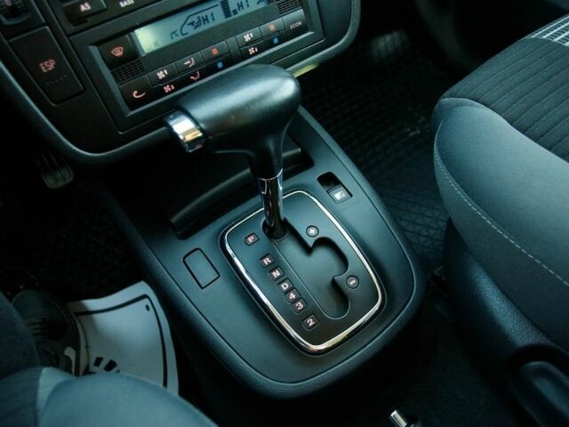 Серый Фольксваген Шаран, объемом двигателя 2 л и пробегом 176 тыс. км за 2000 $, фото 7 на Automoto.ua